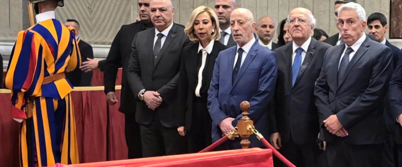 الرئيس عون واللبنانية الاولى القيا النظرة الأخيرة على نعش البابا الراحل فرنسيس