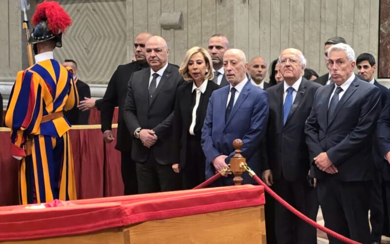 الرئيس عون واللبنانية الاولى القيا النظرة الأخيرة على نعش البابا الراحل فرنسيس
