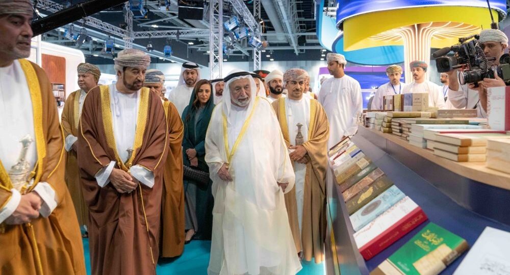 حاكم الشارقة يزور معرض مسقط الدولي للكتاب ويوقع أحدث إصداراته “البرتغاليون في بحر عُمان