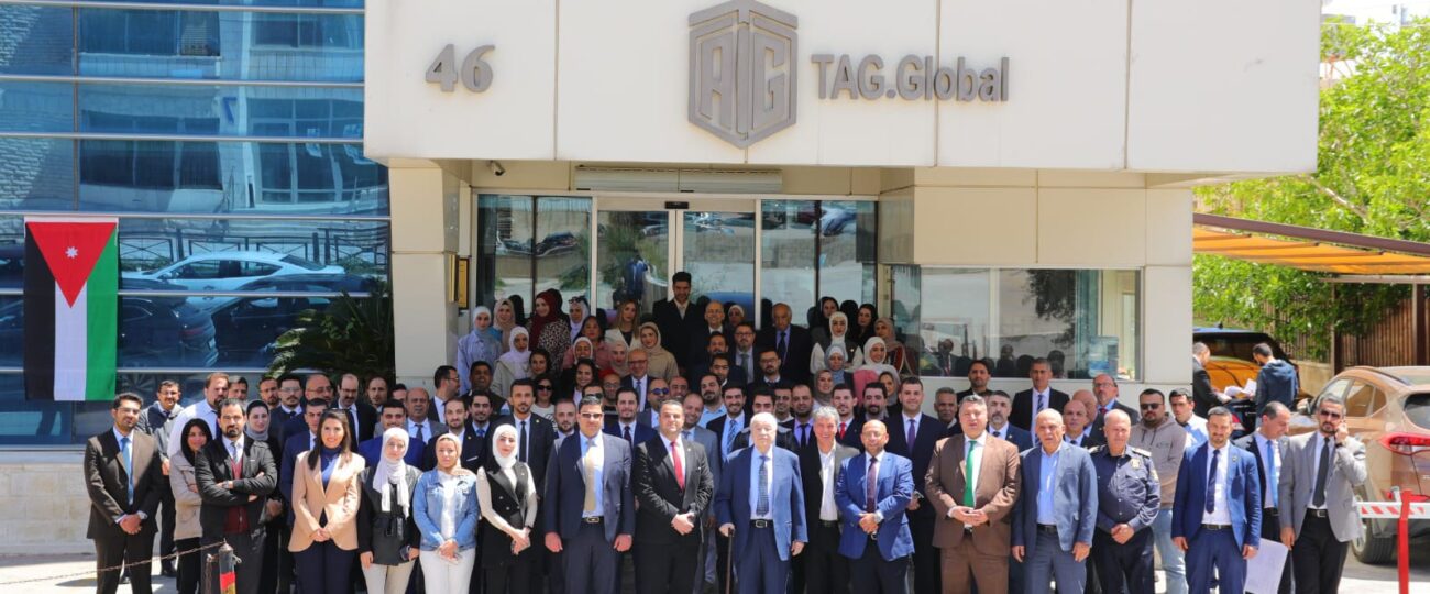 طلال أبوغزاله: نقف صفًا واحداً خلف جلالة الملك والأجهزة الأمنية  أبوغزاله وموظفوه خلال وقفة دعم: أمن الأردن خط أحمر